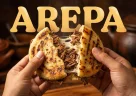 Arepa venezuelana farcita con carne e formaggio servita calda