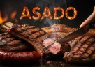 Carne asada argentina cotta alla griglia su fuoco aperto durante un tradizionale asado