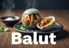 Balut aperto che mostra l’interno dell’uovo fermentato all’interno del guscio