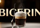 Bicerin di Torino con strati di caffè, cioccolato e crema servito in bicchiere tradizionale