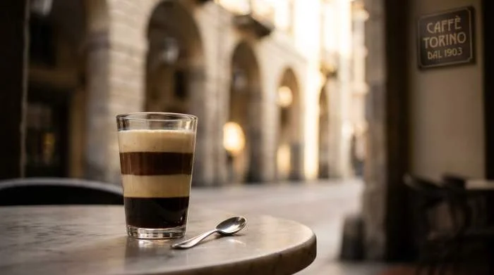 Bicerin servito in uno storico caffè elegante di Torino