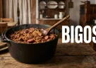 Bigos tradizionale polacco con crauti cavolo carne salsiccia affumicata e funghi servito in una pentola di ghisa