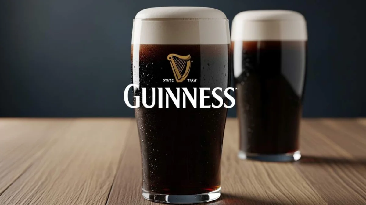 Bicchiere di Guinness scura con schiuma cremosa e consistenza intensa