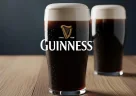 Bicchiere di Guinness scura con schiuma cremosa e consistenza intensa