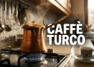 Caffè turco autentico preparato in un cezve di rame sul fornello di una cucina di casa