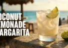 Coconut lemonade margarita con ghiaccio servito in un bicchiere estivo