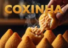 Coxinha brasiliana croccante ripiena di pollo servita come tradizionale street food