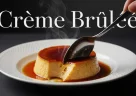 Crème brûlée francese con superficie di caramello croccante appena caramellato