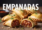 Empanadas dorate ripiene di carne con impasto croccante appena sfornato