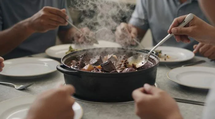 Feijoada preparata come rito quotidiano condiviso nella cultura brasiliana