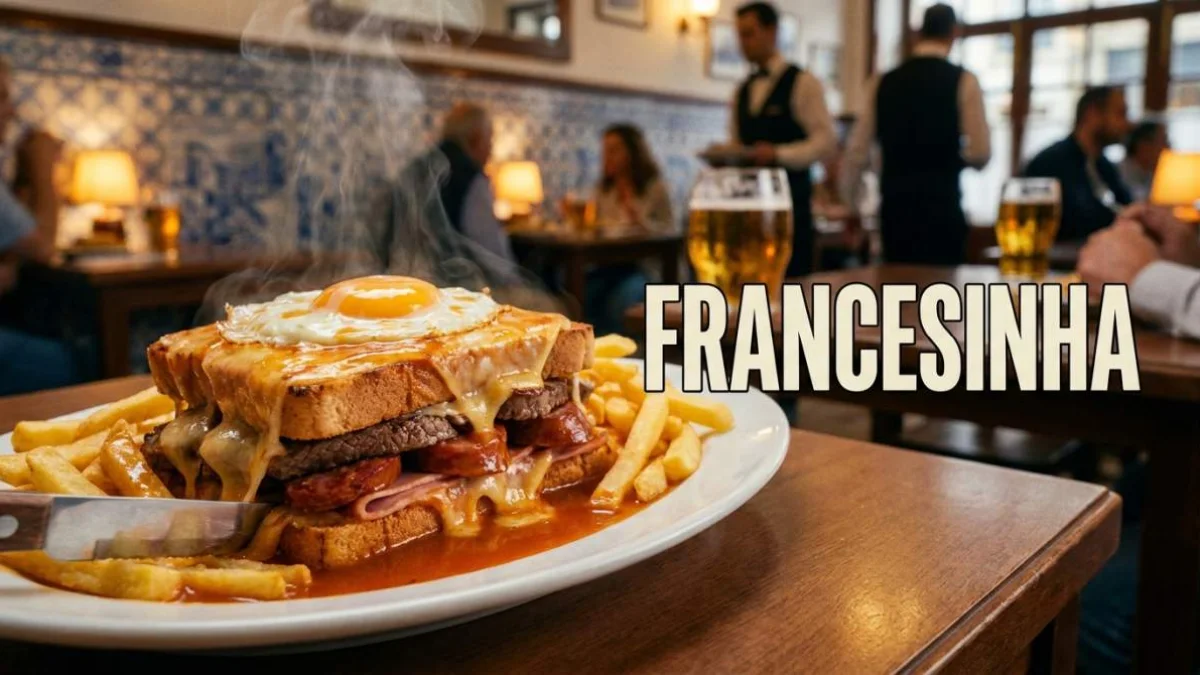 Francesinha tradizionale con carne salsiccia formaggio fuso salsa uovo e patatine in una cervejaria di Porto