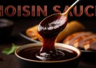 Salsa hoisin cinese con glassa scura e brillante servita accanto a ingredienti asiatici