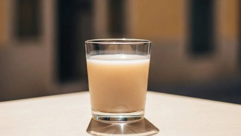 Horchata valenciana servita fredda come bevanda estiva quotidiana