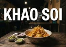 Khao Soi di Chiang Mai con noodles, curry al cocco, pollo e noodles croccanti in un ristorante del Nord della Thailandia