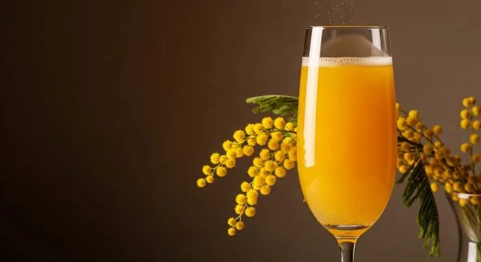 Cocktail Mimosa dorato ispirato al colore dei fiori di mimosa