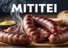 Mititei rumeni appena grigliati serviti con senape e pane rustico