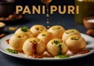 Pani puri indiano ripieno di salse e spezie servito come tipico street food