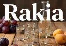 Bicchiere di rakia tradizionale balcanica servita come bevanda tipica regionale