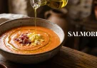 Salmorejo andaluso cremoso con olio d'oliva, jamón e uovo servito in una ciotola con consistenza densa e vellutata