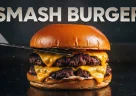 Smash burger con doppio hamburger croccante cotto su una piastra calda