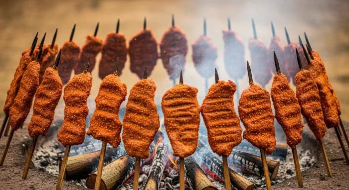 Suya cotto su brace con fumo di acacia e tecnica circolare
