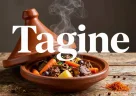 Tagine marocchino aperto con vapore caldo, verdure e carne cotta lentamente