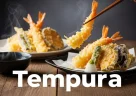 Tempura giapponese con gamberi e verdure fritte in una pastella leggera e croccante