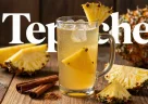 Tepache fermentato all’ananas servito in bicchiere rustico con ingredienti freschi