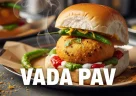 Vada pav di Mumbai servito con chutney e peperoncino fritto come street food indiano