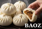 Baozi cinesi al vapore ripieni di carne serviti in cestini di bambù