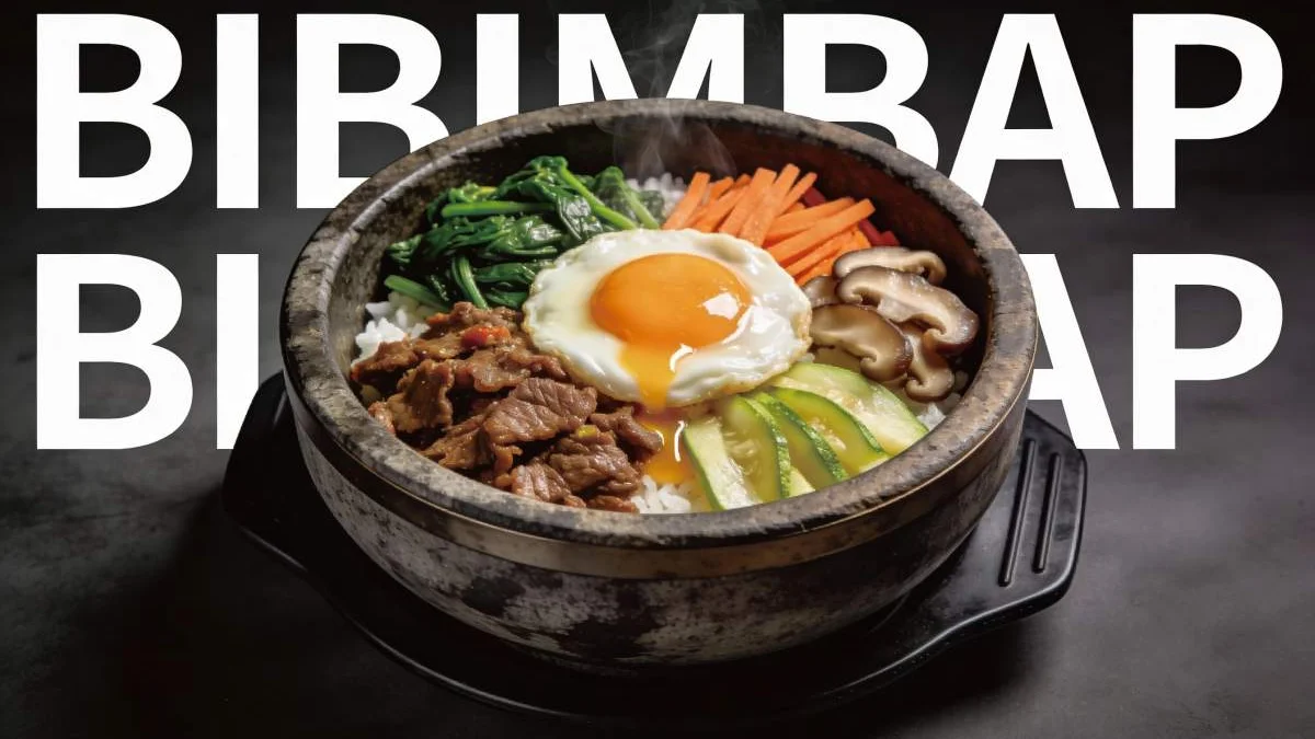Bibimbap coreano con riso, verdure colorate e uovo al centro della ciotola