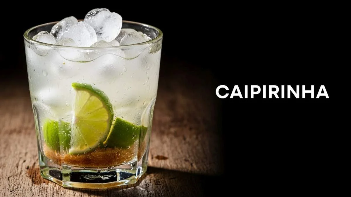Caipirinha brasiliana con lime fresco, ghiaccio e cachaça