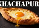 Pane khachapuri georgiano caldo ripieno di formaggio fuso e uovo, simbolo della tradizione culinaria del Caucaso