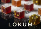 Lokum turco colorato spolverato di zucchero a velo su vassoio tradizionale