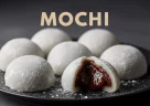Mochi giapponesi morbidi ripieni serviti su un piatto tradizionale, simbolo di buon auspicio e attenzione