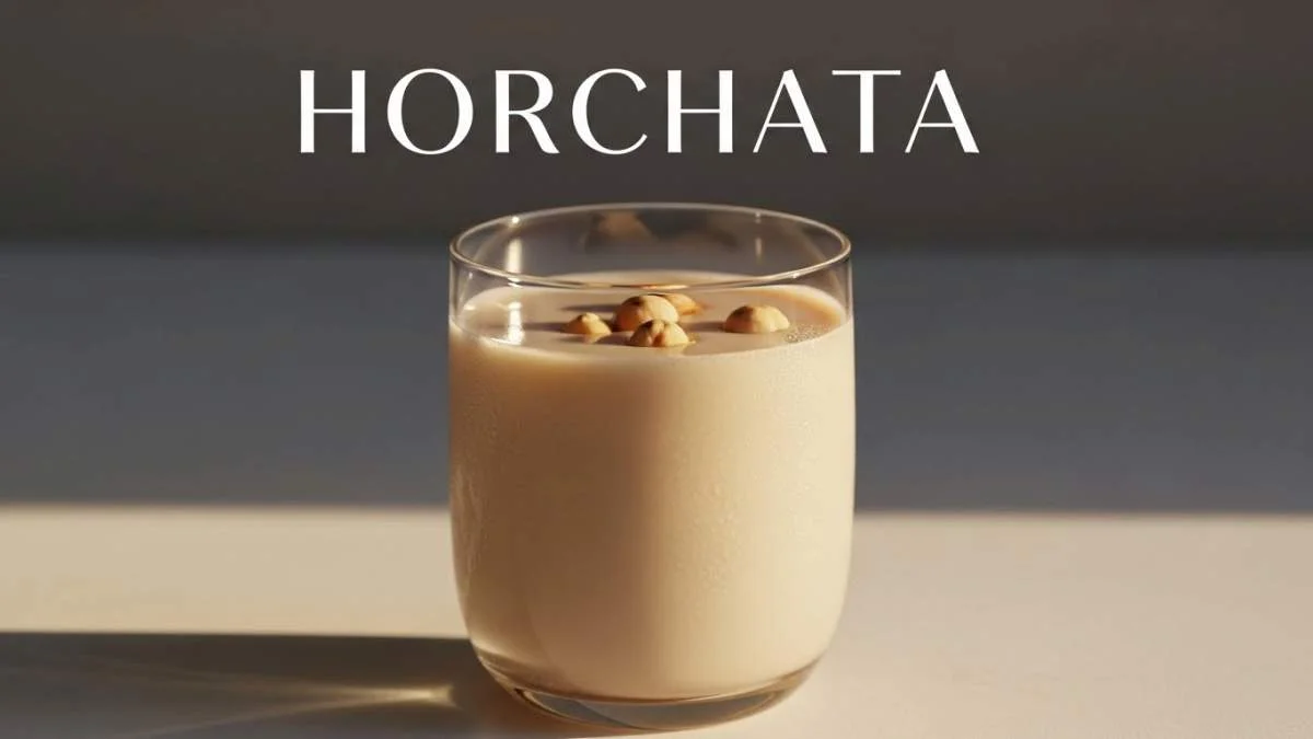 Horchata servita fredda in un bicchiere con cannella e cubetti di ghiaccio