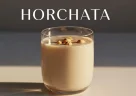 Horchata servita fredda in un bicchiere con cannella e cubetti di ghiaccio