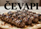 Ćevapi balcanici grigliati serviti con cipolla e pane tradizionale