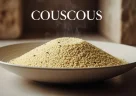 Couscous mediterraneo con verdure speziate servito in piatto tradizionale