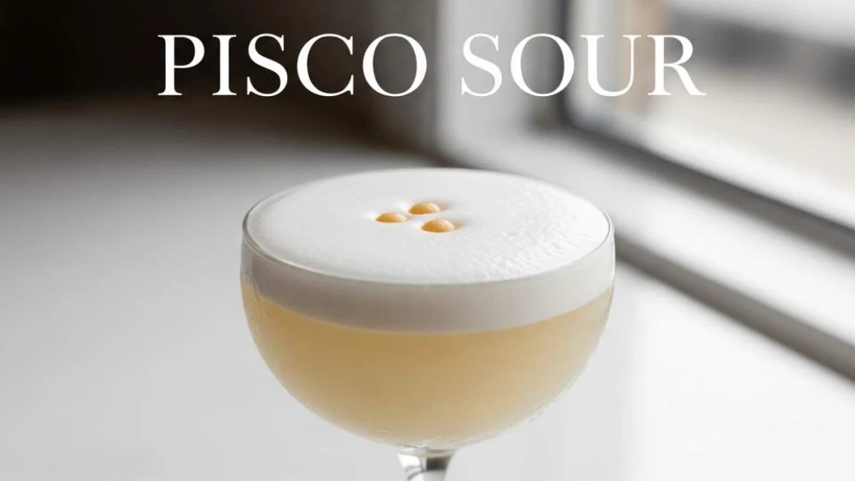 Pisco sour servito con schiuma cremosa e fetta di lime fresco