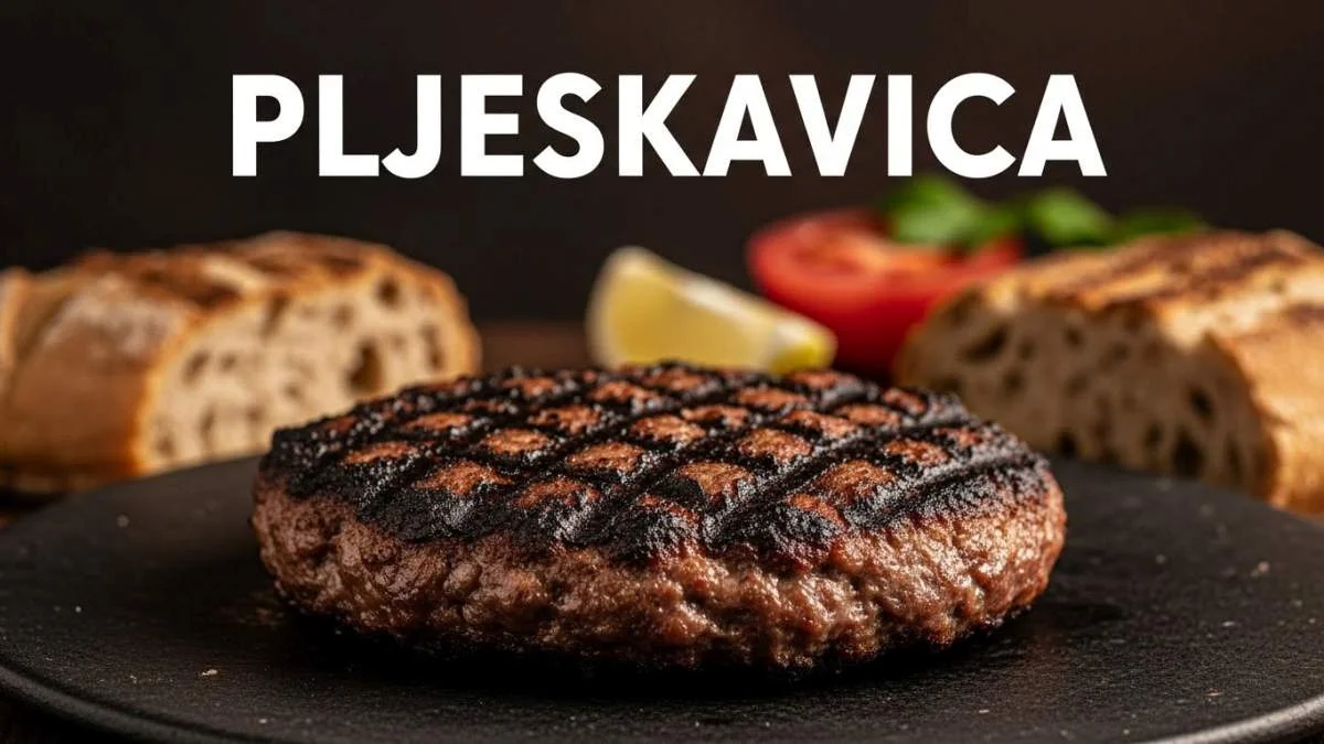 Pljeskavica balcanica grigliata servita in pane pita con cipolle fresche