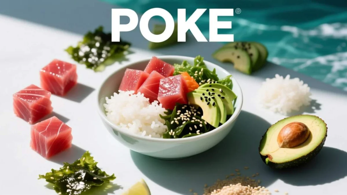 Poke hawaiano con salmone fresco, avocado e riso servito in una ciotola