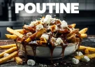 Poutine canadese con patatine fritte croccanti, formaggio cheese curd fresco e salsa gravy calda, piatto iconico del Québec