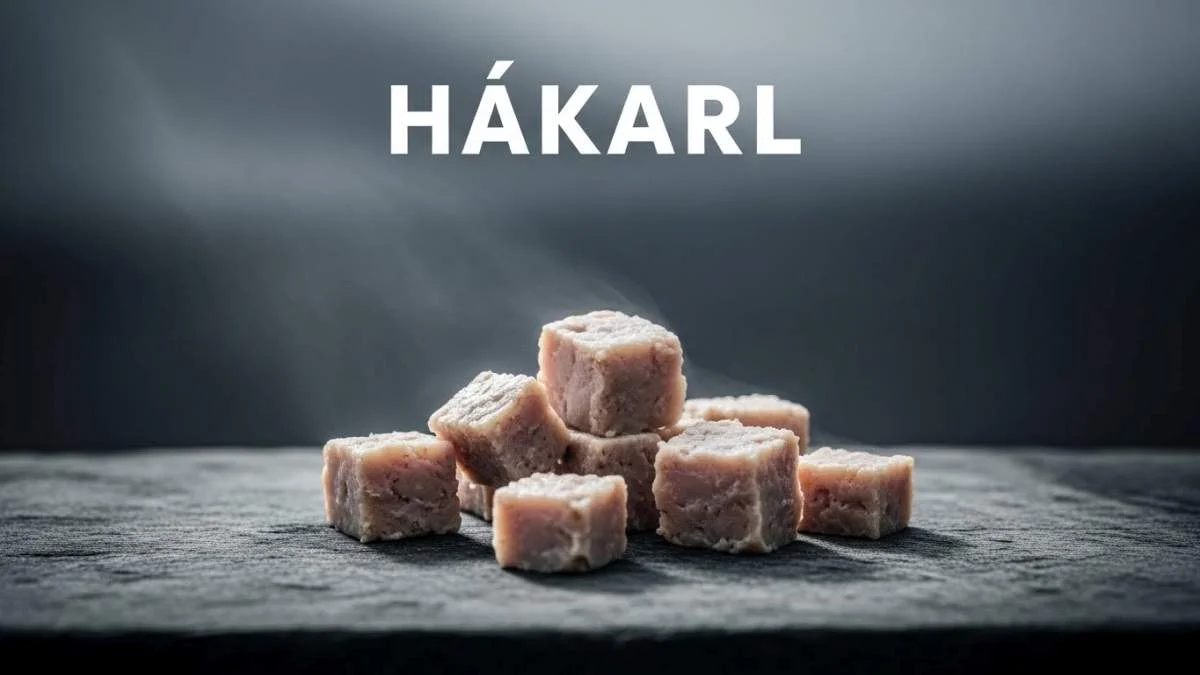 Cubetti di hákarl, squalo fermentato islandese, serviti su un piatto tradizionale nordico con stuzzicadenti