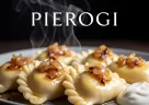 Pierogi slavi ripieni serviti con cipolla dorata e panna acida