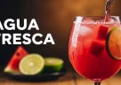 Agua fresca messicana servita fredda con frutta fresca e ghiaccio in un bicchiere trasparente