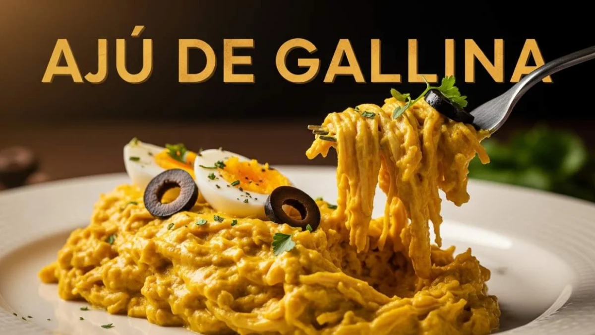Ají de gallina peruviano cremoso servito con salsa gialla tradizionale e pollo sfilacciato