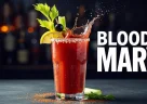 Cocktail Bloody Mary rosso intenso servito con ghiaccio e decorazione classica