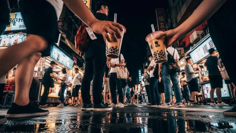 Bubble tea servito in bicchiere trasparente con palline di tapioca e cannuccia larga