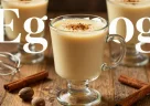 Eggnog cremoso decorato con noce moscata e cannella in una tazza festiva